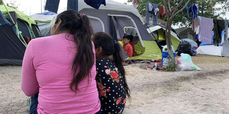 La guatemalteca Florida Alma, de 26 años, y su hija, de 8. "Nos quitaron todo al cruzar", dice.