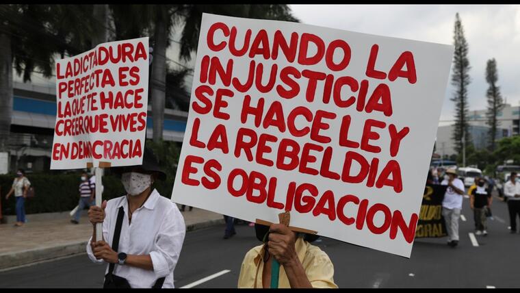Nayib Bukele jubila a la fuerza a decenas de jueces y fiscales en El Salvador | Telemundo