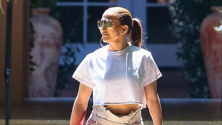 Jennifer Lopez tiene la bolsa más cara del mundo y así la combina