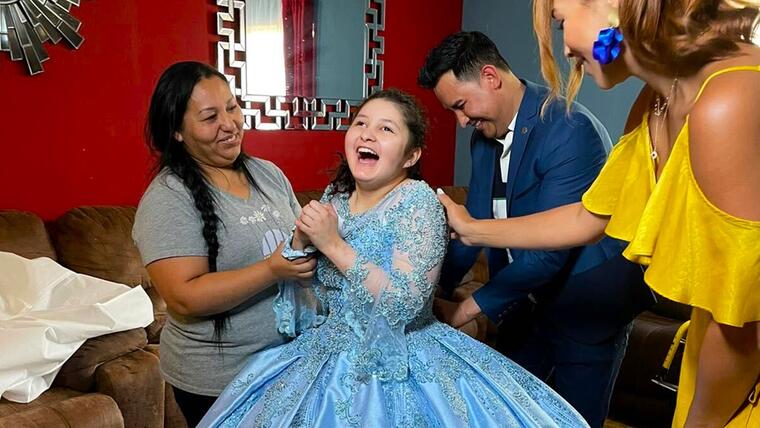 El 'Padrino de las Quinceañeras' sorprende a una niña con discapacidad con  su vestido de XV Años