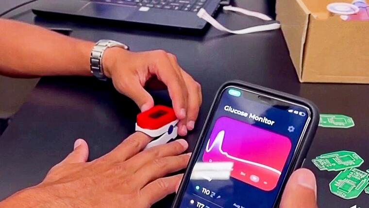 Cinco estudiantes egipcios ganan competencia con un dispositivo para medir  la glucosa sin pinchazo