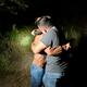 Edín Galeano abraza a su pareja tras encontrarla en la orilla del Rio Grande, Texas