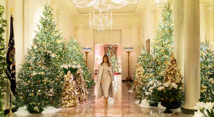 Melania Trump publicó esta fotografía en su cuenta de Twitter para mostrar sus adornos navideños, que este año 2019 se enmarcan bajo la temática “El espíritu de América”.