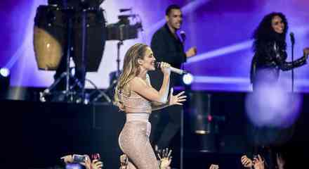 Jennifer Lopez cantando en su tributo a Selena en Premios Billboard 2015