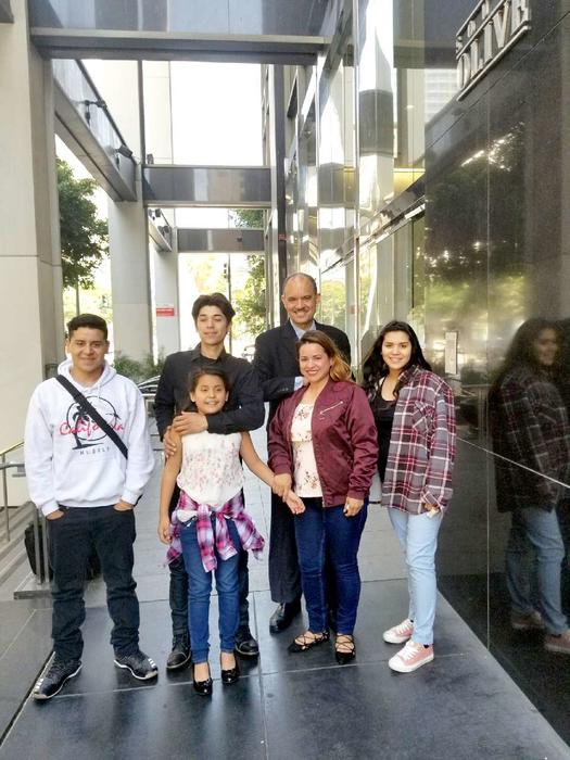 Karla Castañeda junto a sus cuatro hijos y con el abogado que la defendió en la corte de inmigración en su caso de asilo político. 