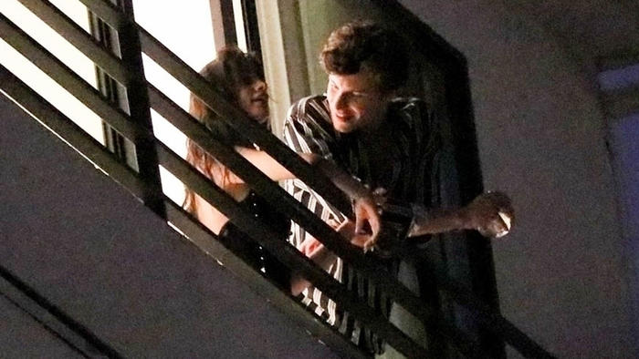 Camila Cabello y Shawn Mendes platicando en un balcón de la casa del cantante en julio de 2019