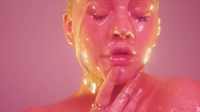 Christina Aguilera en el video de "Accelerate"