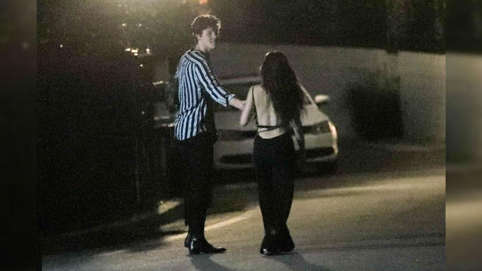 Shawn Mendes y Camila Cabello tomados de la mano en West Hollywood en julio de 2019