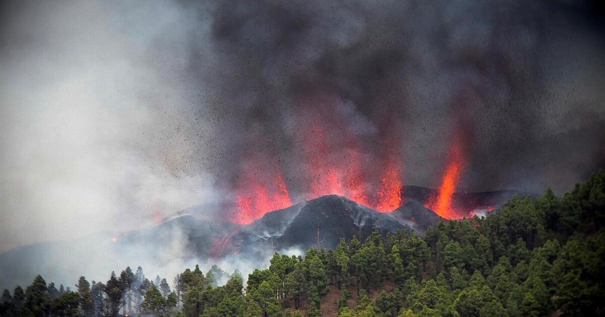Al menos 5000 evacuados tras la erupción de un volcán en Canarias