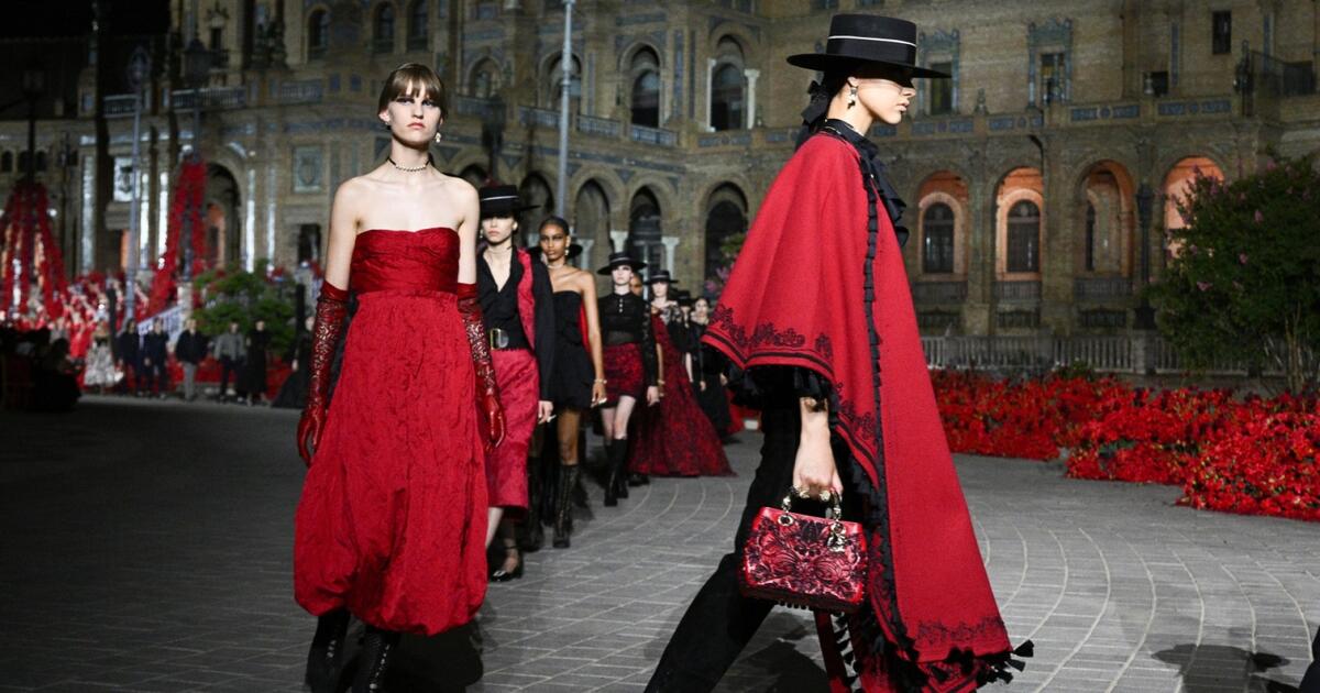 Christian Dior presenta un desfile en honor al flamenco en la ciudad  española de Sevilla