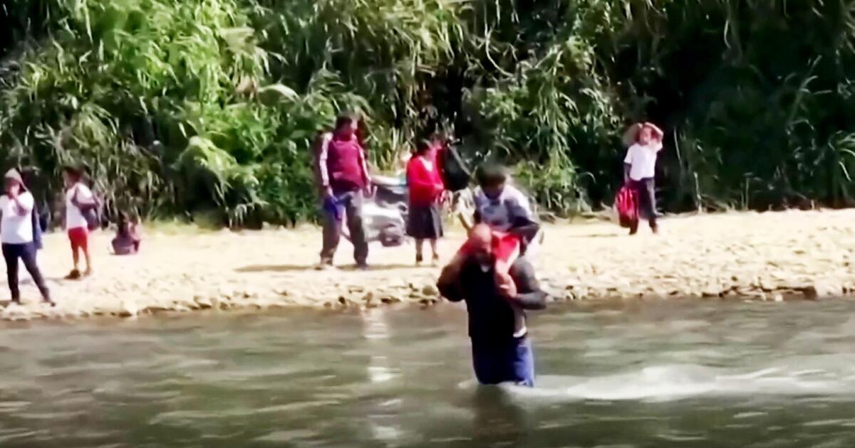 This teacher crosses a river in Peru with his students on his shoulder so that they do not miss classes