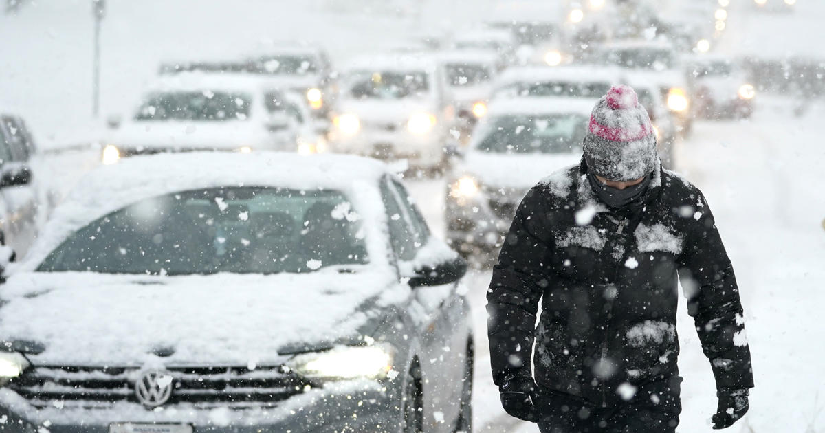 At least four deaths leave the strong northeastern snowstorm that has caused hundreds of accidents