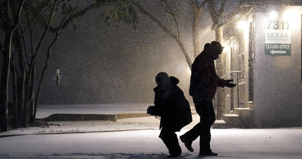 Tormenta de nieve azota Texas y millones quedan sin luz.  Other 45 states are on alert