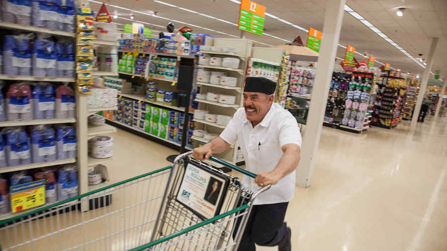 Don Pedro Rivera en el supermercado en Top Chef Estrellas