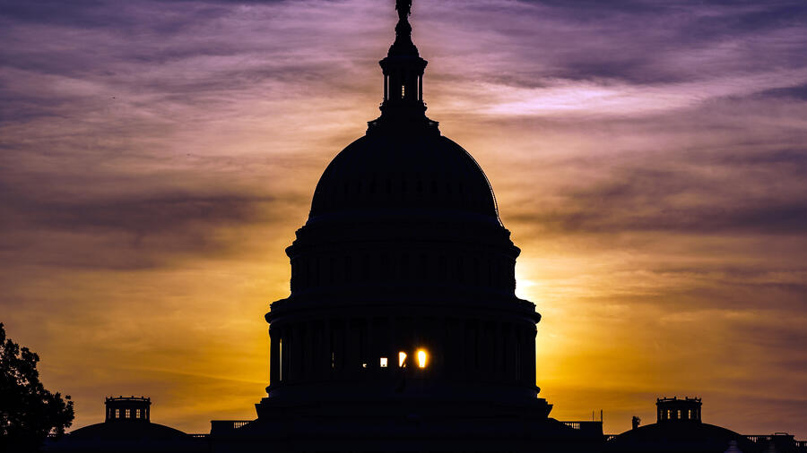 El sol sale detrás del Capitolio.