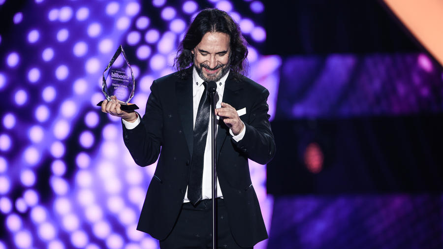 Marco Antonio Solís recibe su premio en Premios Billboard 2016 