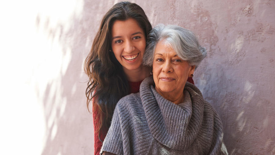 Mujer latina sonriente con su abuela