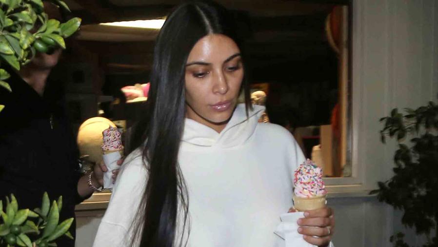 Kim Kardashian tomando helado 