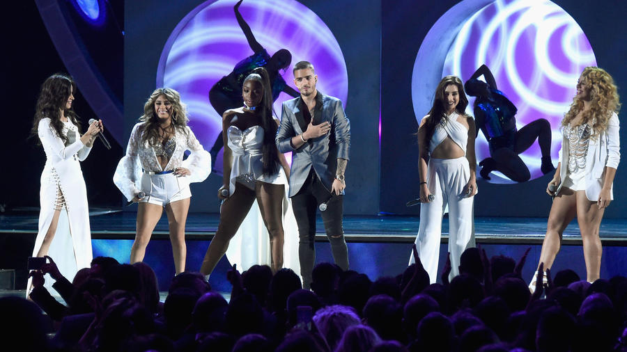 Maluma junto a Fifth Harmony en los Latin Grammy 2015