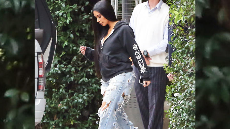 Kim Kardashian con jeans rotos