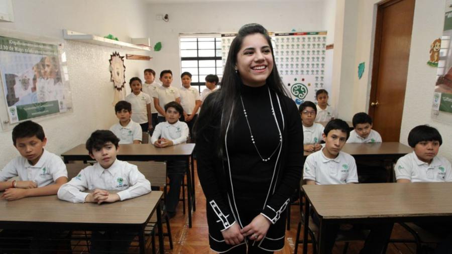 La psicóloga Dafne Almazán junto a un grupo de niños en el Centro de Atención a Talentos (Cedat), el pasado 30 de enero de 2019, en Ciudad de México (México).
