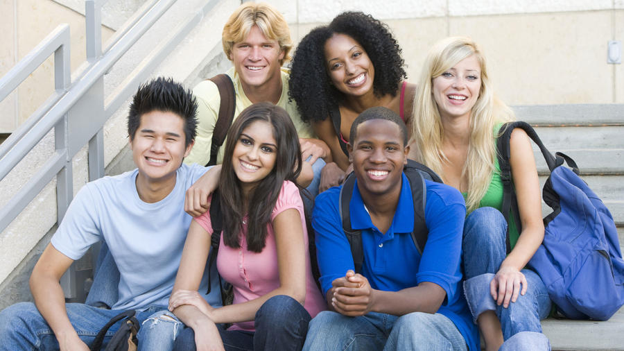 Grupo multiétnico de estudiantes universitarios