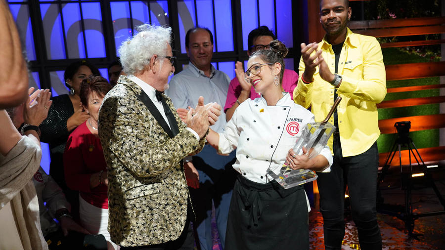 Lauren Arboleda, ganadora de MasterChef Latino 2, festeja con su mentor, el Chef Ennio Carota