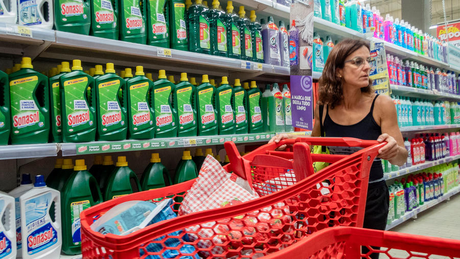 Mujer comprando desinfectante