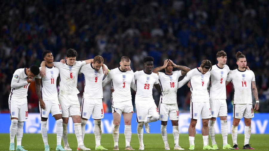 La selección de Inglaterra durante la tanda de penales contra Italia