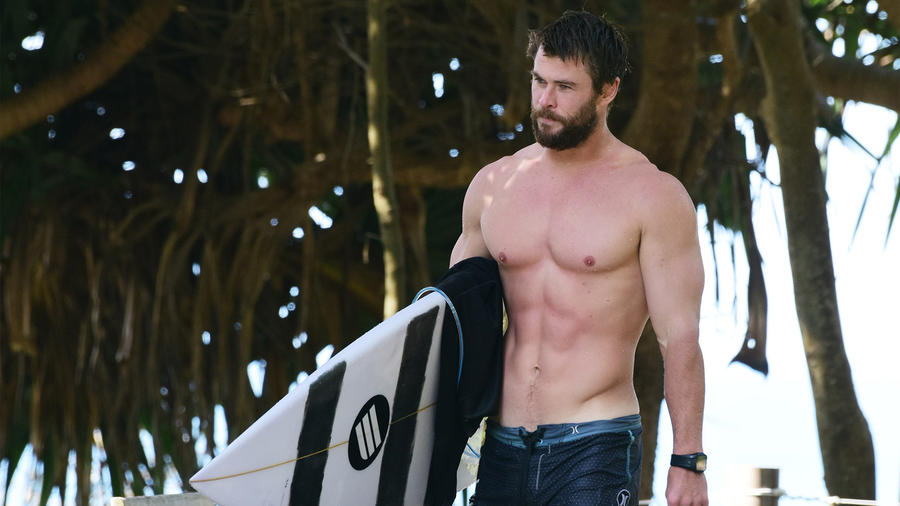 Chris Hemsworth surfeando