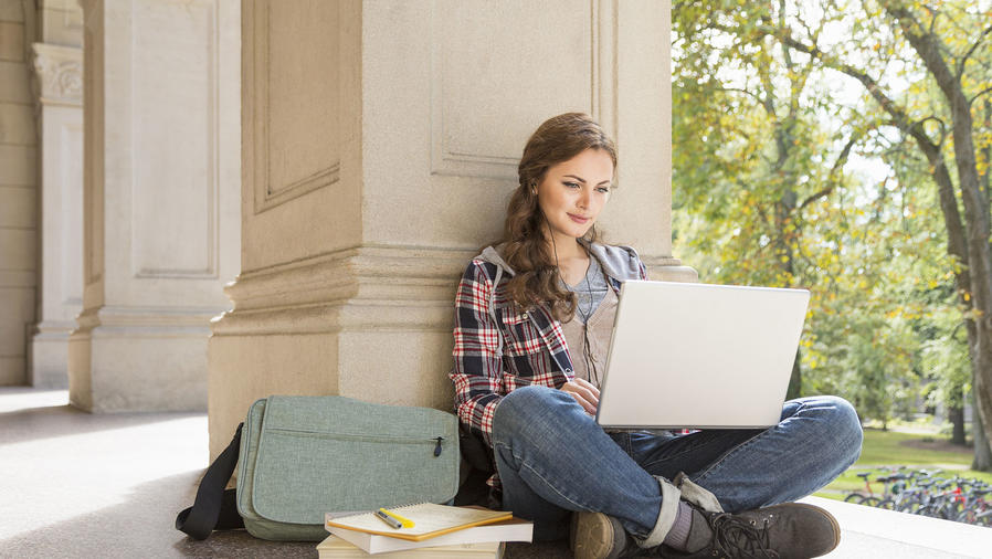 Estudiante universitaria con laptop