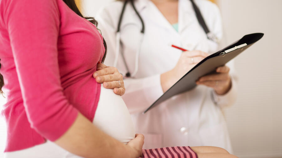 Ginecóloga con paciente embarazada