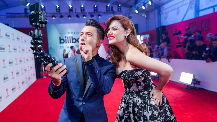 Jorge Bernal y Angelica Celaya - Alfombra Roja Premios Billboard 2017