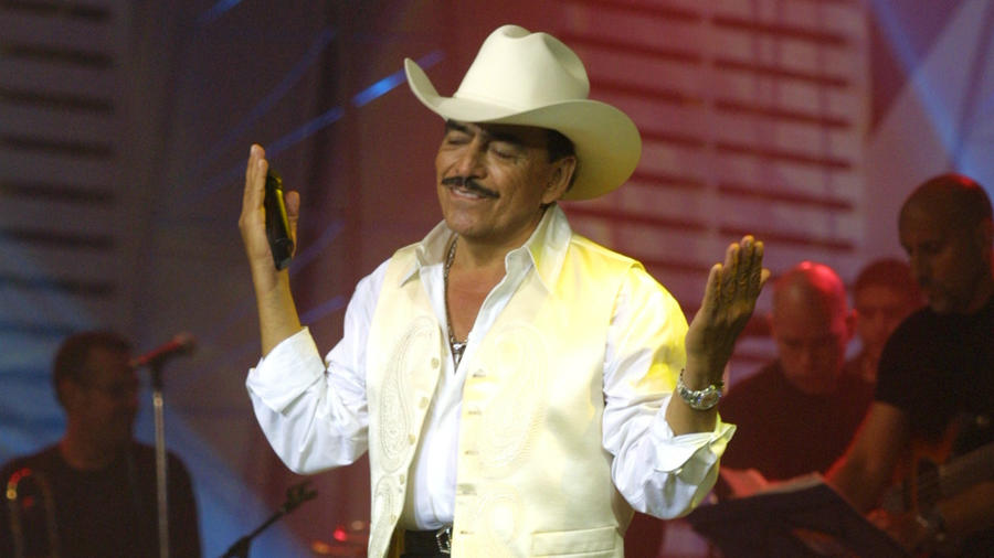 Joan Sebastian cantando en México en 2006.
