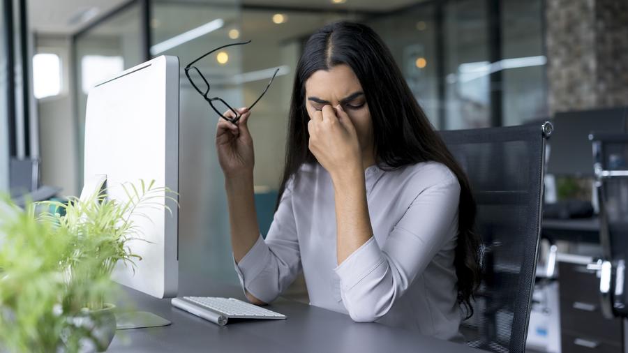 Mujer preocupada frente a computadora