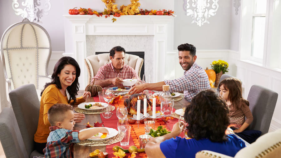 Familia en cena de Thanksgiving