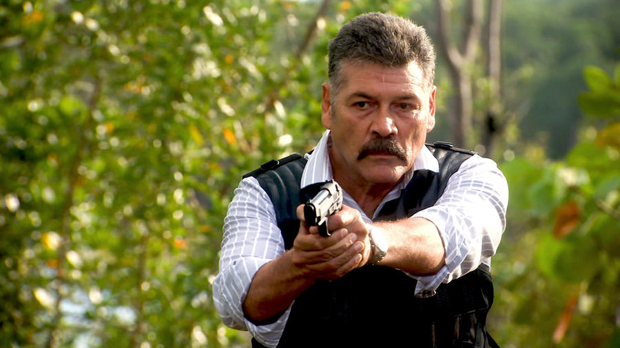 Guillermo Quintanilla con una pistola en Tierra de Reyes