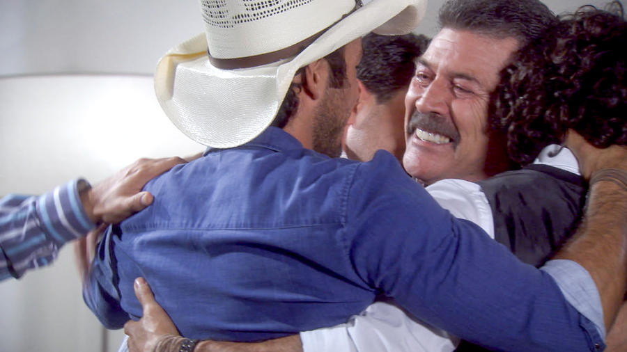 Guillermo Quintanilla abrazando a sus hijos en Tierra de Reyes