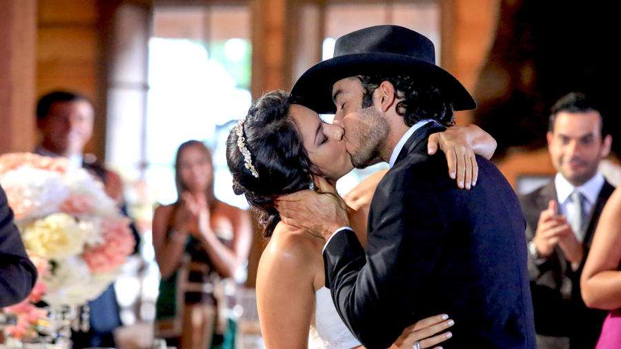 Ana Lorena Sánchez y Aarón Díaz besándose en su boda en Tierra de Reyes