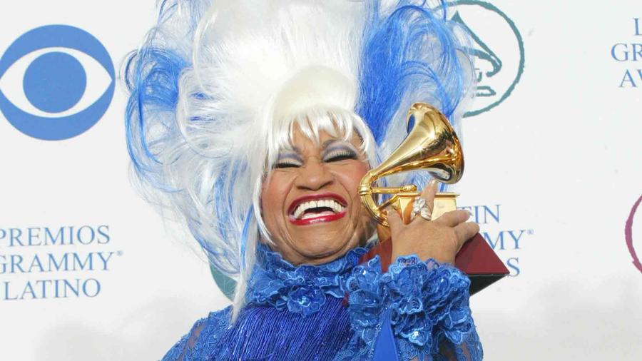Celia Cruz con su Grammy 