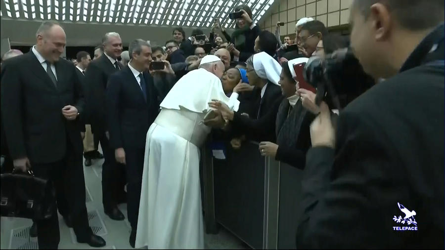 Papa Francisco besa a una monja