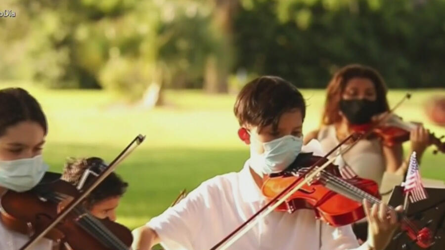 Niños tocando el violín
