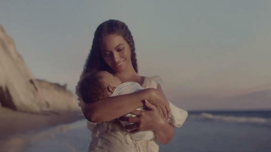 Beyoncé cargando un bebé