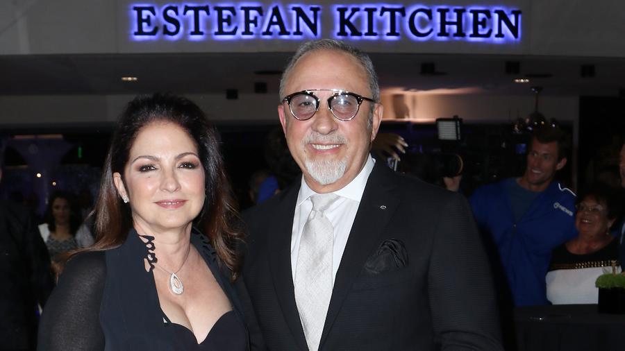 Emilio y Gloria Estefan en el restaurante Estefan Kitchen