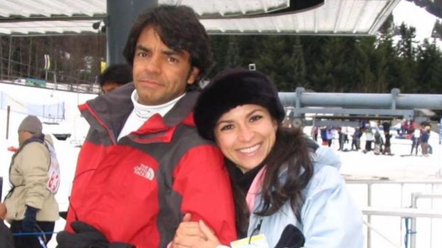 Eugenio Derbez y Alessandra Rosaldo abrazados en la nieve hace 15 años