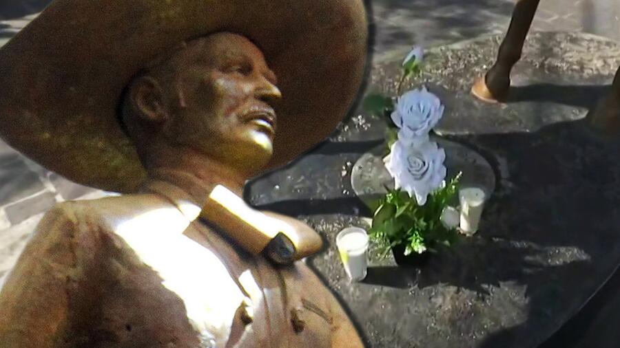 Ofrendas ante estatua de Vicente Fernández en Guadalajara