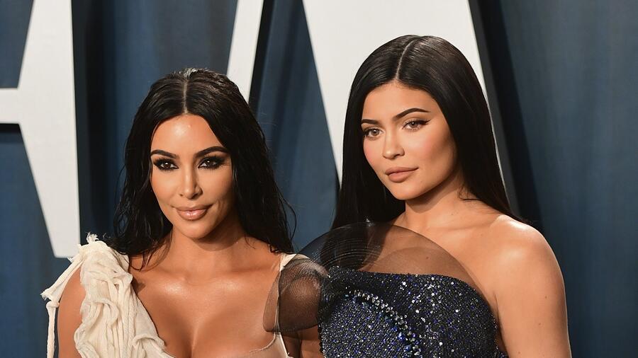 Kim Kardashian y Kylie Jenner en alfombra roja de Vanity Fair.