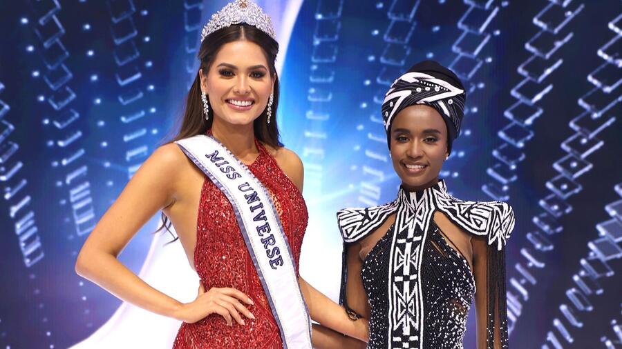Andrea Meza y Zozibini Tunzi en Miss Universo el 16 de mayo de 2021.