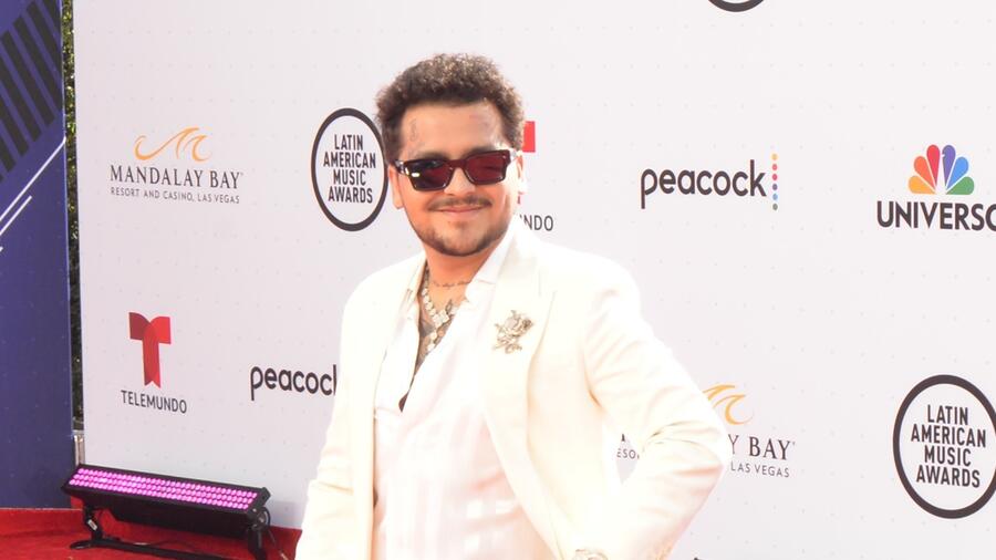 Christian Nodal en la alfombra roja de los Latin American Music Awards 