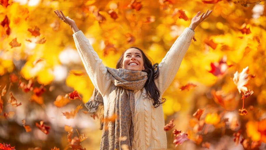 Mujer disfrutando de un paisaje de otoño